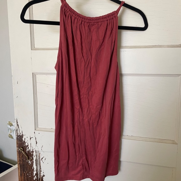 Red tank - Picture 3 of 3